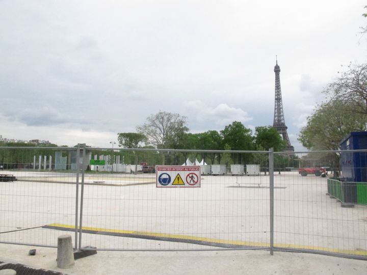 Le site de la future "fan zone" de Paris, lundi 9 mai, sur le Champ de Mars. (F. MAGNENOU / FRANCETV INFO)