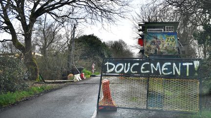 Une chicane entravant une route départementale traversant la ZAD de Notre-Dame-des-Landes (Loire-Atlantique) le 16 janvier 2018. (LOIC VENANCE / AFP)