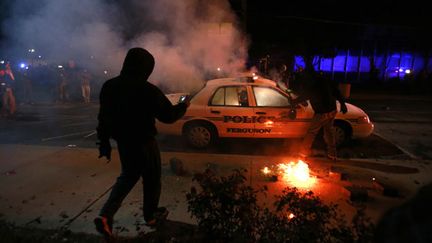 &nbsp; (Une voiture de police, cible des manifestants à Ferguson © REUTERS/Adrees Latif)