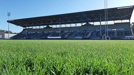 La pelouse hybride du Stadium de Brive (Corrèze), en septembre 2019. Illustration (NICOLAS BLANZAT / FRANCE BLEU LIMOUSIN / RADIO FRANCE)