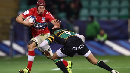 Le joueur du Racing 92 Wenceslas Lauret, ballon en main, n'affrontera pas les Ospreys, samedi 18 décembre 2021. (DARREN STAPLES / AFP)