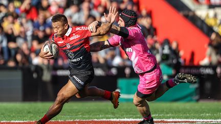 L'ailier toulousain Tim&nbsp;Nanai-Williams pris par le centre parisien&nbsp;Alex Arrate, lors du choc du Top 14 entre le Stade toulousain et le Stade Français, le 5 novembre 2022. (CHARLY TRIBALLEAU / AFP)