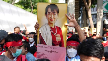 Le portrait de l'ancienne dirigeante birmane, Aung San Suu Kyi, brandi lors d'une manifestation pour sa libération à Bangkok (Thaïlande), le 19 décembre 2022. (VACHIRA VACHIRA / NURPHOTO / AFP)