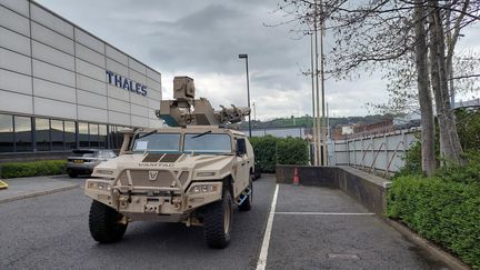 Des missiles StarStreak montés sur véhicule blindé léger Rapid Ranger, devant les portes de l'usine Thales de Belfast, en Irlande du Nord. (ERIC BIEGALA / RADIO FRANCE)