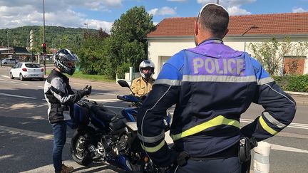 Un contrôle de police à moto à Essey-les-Nancy, le 30 juillet 2021. (LISE ROOS WEIL / RADIO FRANCE)