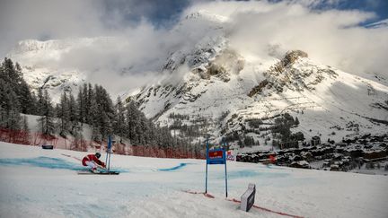 La candidature de la France pour les JO d'hiver 2030 s'articule, entre autres, autour de Méribel, Courchevel et Val d'Isère (ici sur la photo) pour les épreuves de ski alpin. (JEFF PACHOUD / AFP)