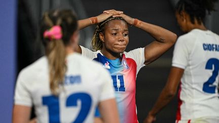 Les Françaises encaissent un 3e essai de Chloé Daniels qui éteint tout espoir de médailles pour les Bleues. Le Canada remporte ce quart de finale 19 à 14.