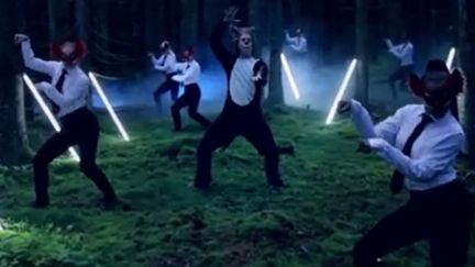 "The Fox" : la danse du renard des frères Ylvis.
 (Saisie écran)