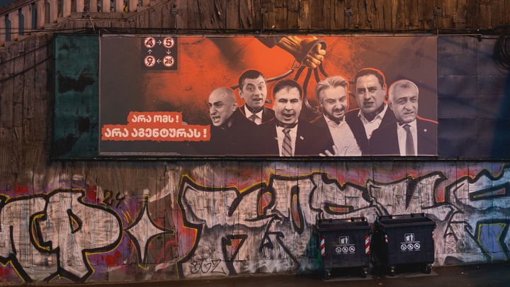 Une affiche du parti au pouvoir Rêve géorgien représente les leaders de l'opposition avec des laisses, avec le slogan suivant : "Non à la guerre, non aux agents de l'étranger". (MAURIZIO ORLANDO / HANS LUCAS VIA AFP)