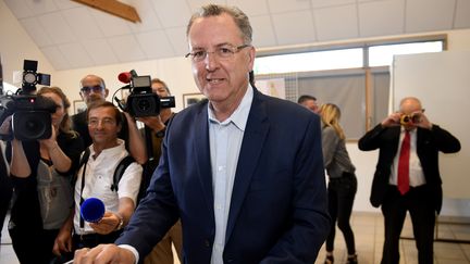 Le ministre de la Cohésion des Territoires, Richard Ferrand, dans un bureau de vote à Motreff (Finistère), le 18 juin 2017, pour le second tour des&nbsp;législatives.&nbsp; (FRED TANNEAU / AFP)