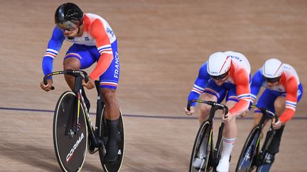 Les Français ont remporté la médaille de bronze en vitesse par équipes contre l'Australie, mardi 3 août 2021. (GREG BAKER / AFP)