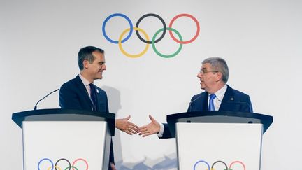 Le maire de Los Angeles Eric Garcetti serre la main du président du CIO Thomas Bach à Lausanne (Suisse), le 10 juillet 2017. (FABRICE COFFRINI / AFP)