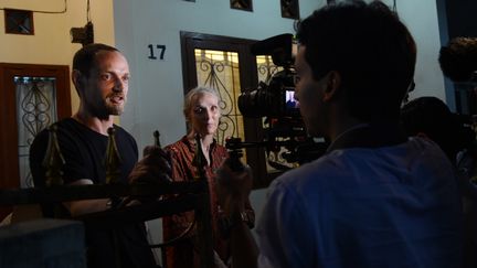 Micha&euml;l Blanc et sa m&egrave;re, H&eacute;l&egrave;ne Le Touzey, &agrave; Djakarta (Indon&eacute;sie), le 20 janvier 2014 (ROMEO GACAD / AFP)