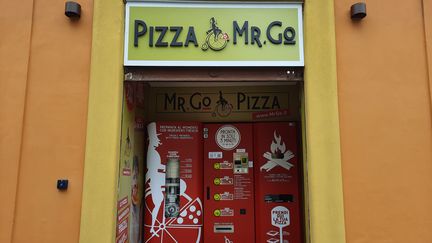 Un distributeur de pizza installé à Rome en Italie, avril 2021. (BRUCE DE GALZAIN / RADIO FRANCE)