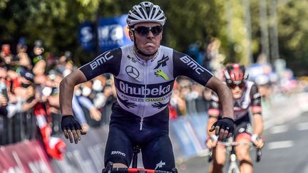 Le Suisse Mauro Schmid (Team Qhubeka-Assos) a signé un succès magistral pour la 11e étape du Tour d'Italie, mercredi 19 mai. (LUCA BETTINI / AFP)