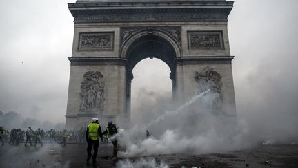 Des heurts éclatent en marge d'une manifestation des "gilets jaunes" devant l'Arc de Triomphe, à Paris, le 1er décembre 2018. (ABDULMONAM EASSA / AFP)