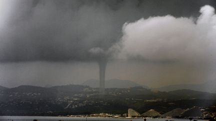 Image apocalyptique d'une tornade au-dessus de la baie des Anges à Nice, le 9 juin 2013. (VALERY HACHE / AFP)