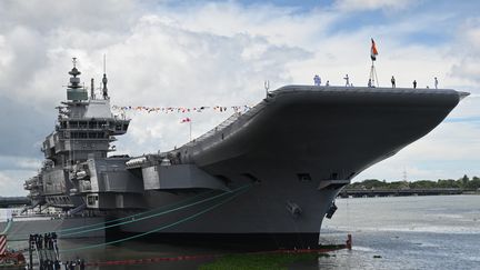 Le&nbsp;porte-avions indien INS Vikrant lors de sa mise en service au chantier naval à Kochi, le 2 septembre 2022. (ARUN SANKAR / AFP)