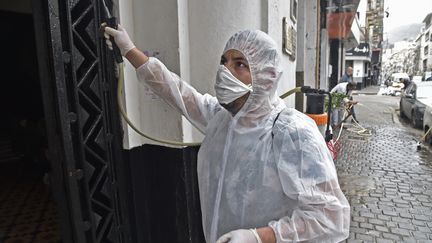 Désinfection d'un immeuble à Bab El Oued, Alger, le 20 mars 2020.&nbsp; (RYAD KRAMDI / AFP)