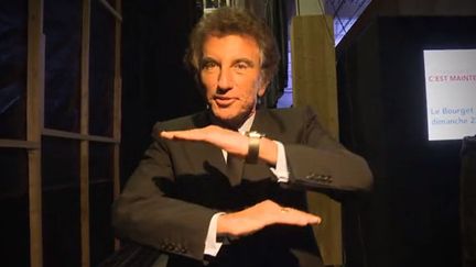 Le socialiste Jack Lang fait le geste de ralliement &agrave; la campagne de Fran&ccedil;ois Hollande. (FTVi)