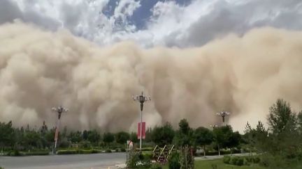 Chine : impressionnante tempête de sable dans le nord du pays