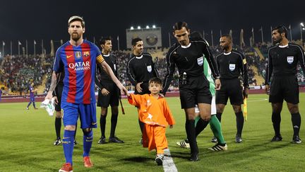 A Doha, le jeune supporter afghan fan de Messi a pu rencontrer son idole (KARIM JAAFAR / AFP)