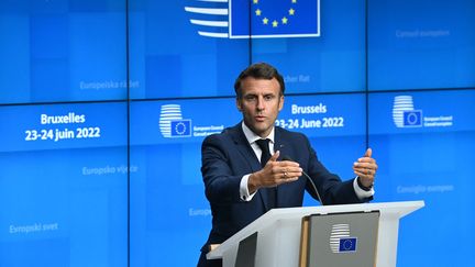 Emmanuel Macron&nbsp;pendant une conférence de presse à l'occasion d'un Conseil européen à Bruxelles, le 23 juin 2022. (JOHN THYS / AFP)