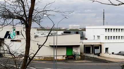 Bâtiment du marché de Rungis&nbsp;(Val-de-Marne)&nbsp;transformé en morgue provisoire pendant l'épidémie de coronavirus. (GEOFFROY VAN DER HASSELT / AFP)