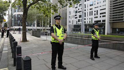 Des policiers devant le ministère de l'Intérieur britannique, le 15 août 2019. (TOLGA AKMEN / AFP)