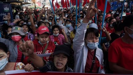 Des manifestants défilent à Rangoun, en Birmanie, le 8 février 2021, contre le coup d'Etat militaire qui a renversé&nbsp;Aung San Suu Kyi. (AFP)