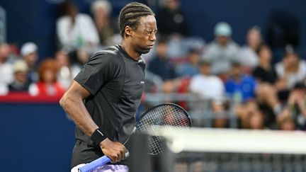 Gaël Monfils&nbsp;revient&nbsp;sur le court en boîtant, lors de son huitième de finale au Masters 1000 de Montréal (Canada), le 11 août 2022. (MINAS PANAGIOTAKIS / AFP)