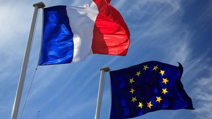 Pour les Fran&ccedil;ais, le sentiment que suscite de prime abord l'UE est avant tout l'inqui&eacute;tude (48%), selon un sondage publi&eacute; le 8 mai 2014. (MAXPPP)