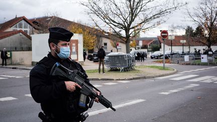 Le dispositif de sécurité devant le collège du Bois d'Aulne à Conflans-Sainte-Honorine (Yvelines), où enseignait Samuel Paty, lors d'une visite du ministre de l'Education nationale le 2 novembre 2020. (MARIE MAGNIN / HANS LUCAS / AFP)