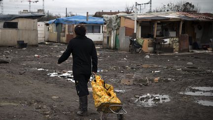 Dans un campement rom d'Ivry-sur-Seine (Val-de-Marne), le 19 d&eacute;cembre 2014. (JOEL SAGET / AFP)