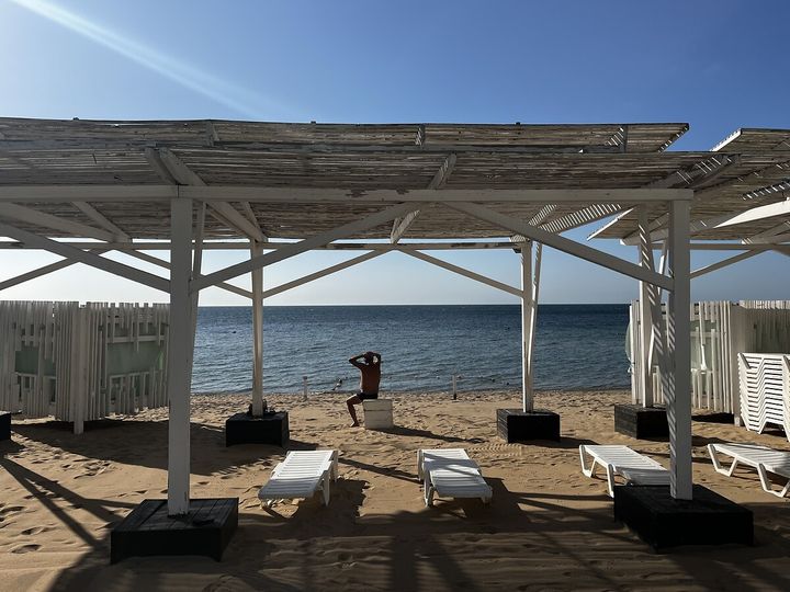 Les plages d'Eupatoria, sur la côte ouest de la Crimée, sont quasi désertes en ce mois de septembre 2023. (SYLVAIN TRONCHET / RADIO FRANCE)