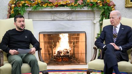 Le président américain, Joe Biden (à droite), et le président ukrainien, Volodymyr Zelensky (à gauche), dans le bureau ovale à la Maison Blanche, à Washington, le 12 décembre 2023. (MANDEL NGAN / AFP)