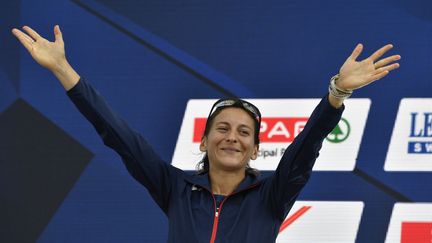 La marathonienne Clémence Calvin célèbre sa deuxième place lors des championnats d'Europe à Berlin (Allemagne), le 12 août 2018. (JOHN MACDOUGALL / AFP)