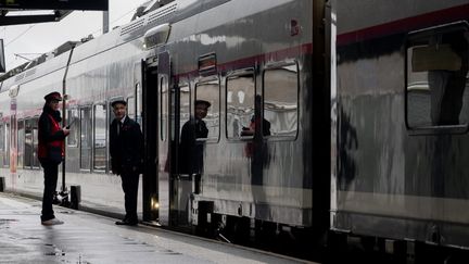 Des salariés de la SNCF en gare de Nantes (Loire-Atlantique), le 21 décembre 2022. (ESTELLE RUIZ / HANS LUCAS / AFP)