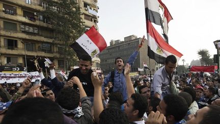 Des manifestants anti-Morsi sur la place Tahrir, au Caire (Egypte), le 27 novembre 2012. (GIANLUIGI GUERCIA / AFP)