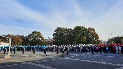 Les élèves se sont réunis dans la cour du collège pour une minute de silence.&nbsp; (NOEMIE BONNIN / RADIO FRANCE)