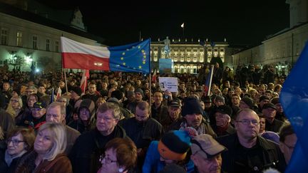 Des manifestants polonais protestent contre les projets de réforme de la justice portés par le gouvernement conservateur, le 24 novembre 2017, à Varsovie. (JANEK SKARZYNSKI / AFP)