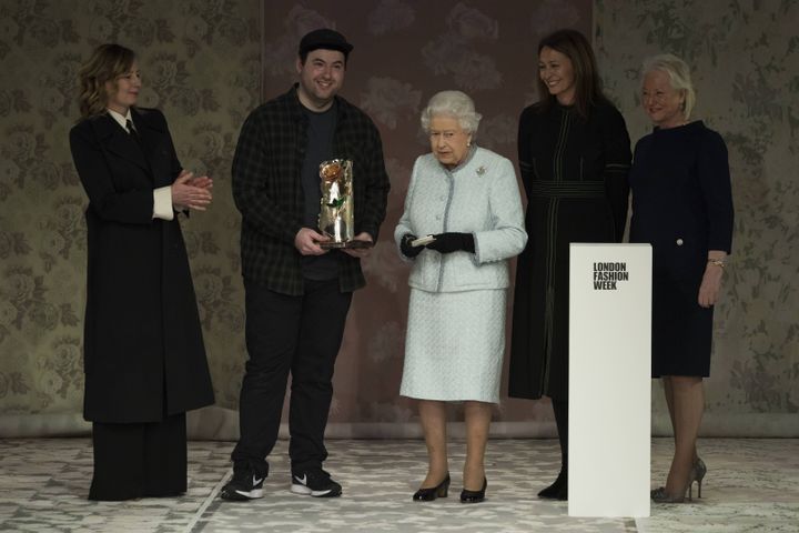 La reine d'Angleterre&nbsp;remet&nbsp;le premier&nbsp;"prix Elizabeth II de la mode"&nbsp;lors de la Fashion Week de Londres (Royaume-Uni), le 20 février 2018.&nbsp; (IK ALDAMA / AFP)