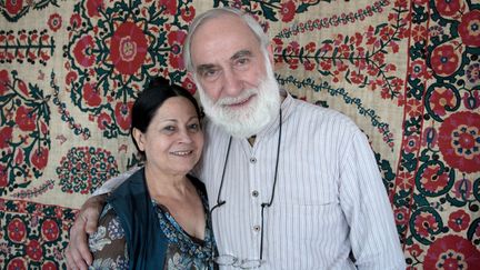 Le photographe français Roland Michaud et son épouse Sabrina, posent chez eux le 29 avril 2010 à Paris (France). (FRANCOIS LOCHON / GAMMA-RAPHO / GETTY)