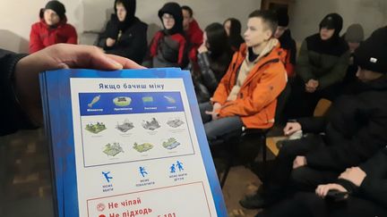 L'ONG Handicap International forme des collégiens ukrainiens aux risques de la guerre, en décembre 2022. (AGATHE MAHUET / RADIO FRANCE)