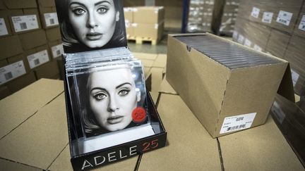 Le nouveau disque d'Adele, "25" dans les cartons d'un centre de distribution aux Pays-Bas.
 (ALEXANDER SCHIPPERS / ANP / AFP)