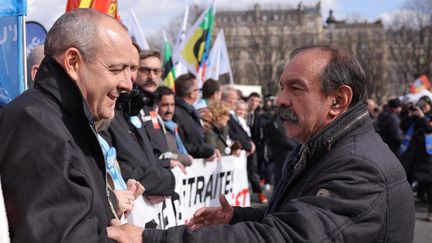 Laurent Berger, secrétaire général de la CFDT (à gauche) et Philippe Martinez, secrétaire général de la CGT (à droite), le 15 mars 2023, à Paris. (THOMAS SAMSON / AFP)