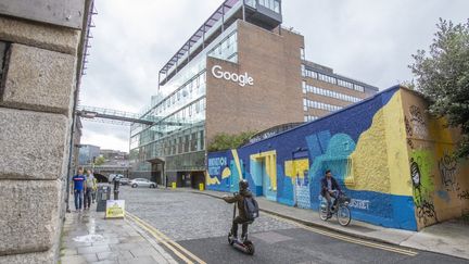 Les bureaux de Google installés dans la quartier d'affaires de Dublin, en Irlande, en 2021. (PAUL FAITH / AFP)