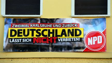 Une affiche du NPD dans les rues de&nbsp;Karlsruhe (Allemagne).&nbsp; (MAURIZIO GAMBARINI / DPA / AFP)