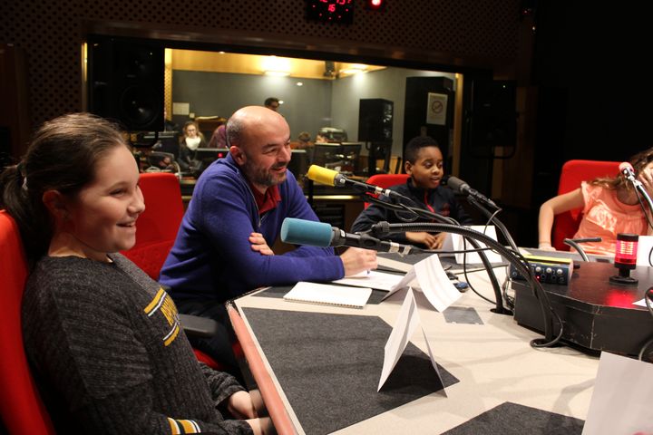 Cette émission a été enregistrée lors d'un atelier de "la rédaction de franceinfo junior", à Radio France, le 17 janvier.&nbsp; (FRANCEINFO / Estelle Faure)