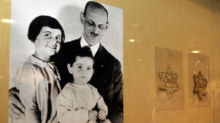 Une photo d'Otto Frank et de ses deux filles, Anne et Margot, déportés pendant la Seconde Guerre mondiale, présentée à New York (Etats-Unis), le 14 février 2007.&nbsp; (STAN HONDA / AFP)